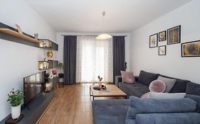 Spacious And Modern App With Big Terrace